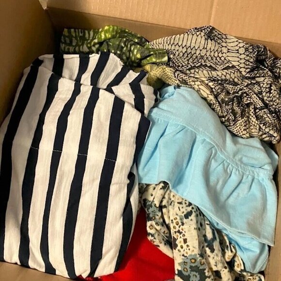 5 lb Reseller Lot Summer T-Shirts Tank Tops Assorted Sizes And Brands - Picture 3 of 4